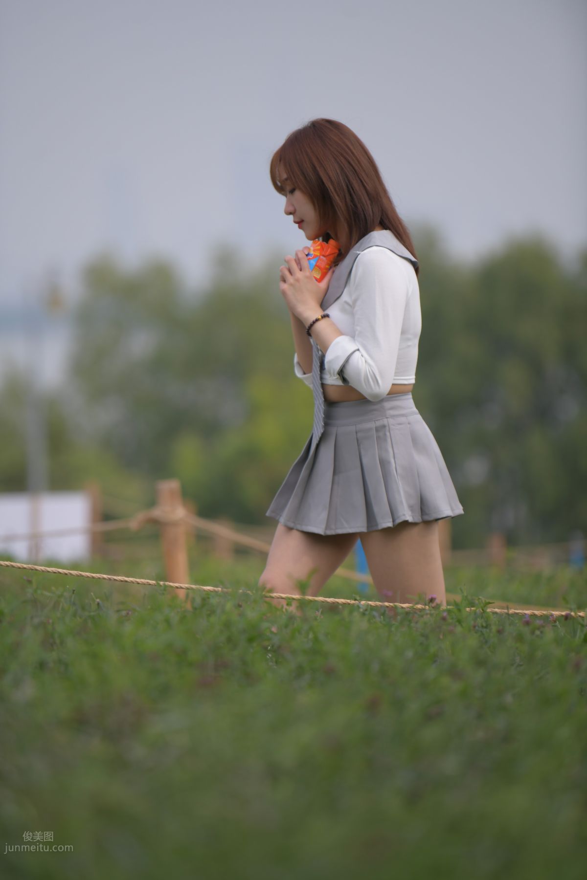 [魔鏡街拍] 095 性感動人的小百褶裙美女 668