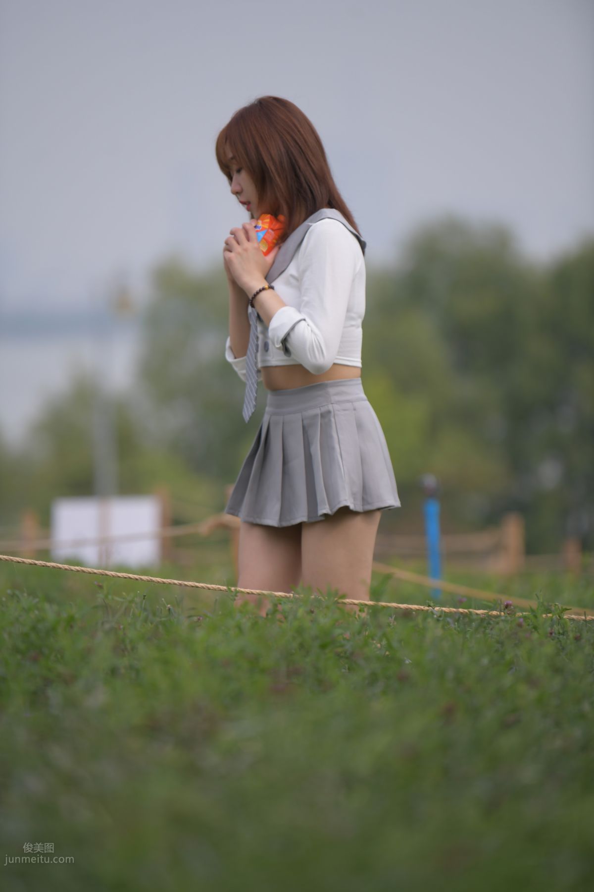 [魔鏡街拍] 095 性感動人的小百褶裙美女 670