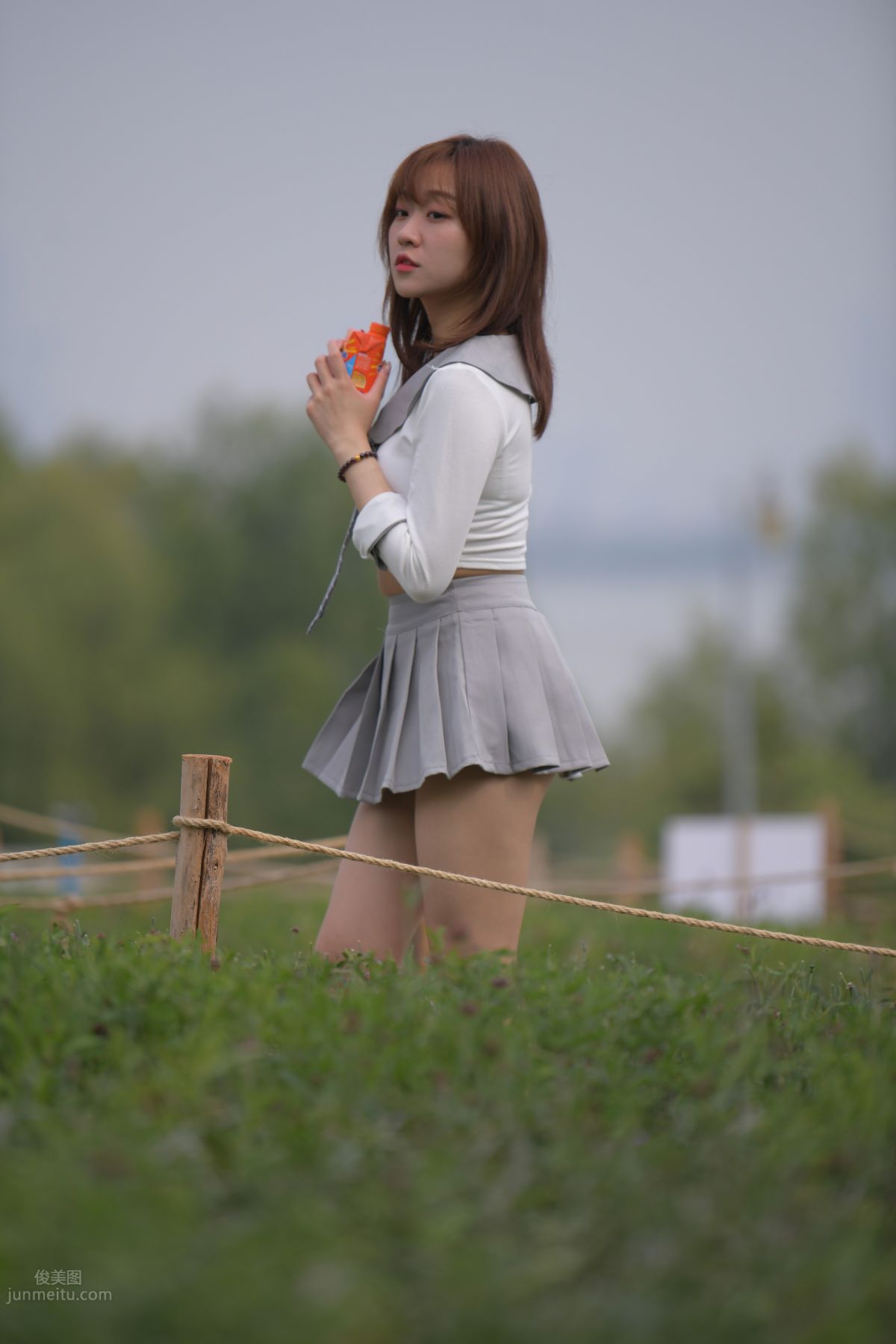 [魔鏡街拍] 095 性感動人的小百褶裙美女 675