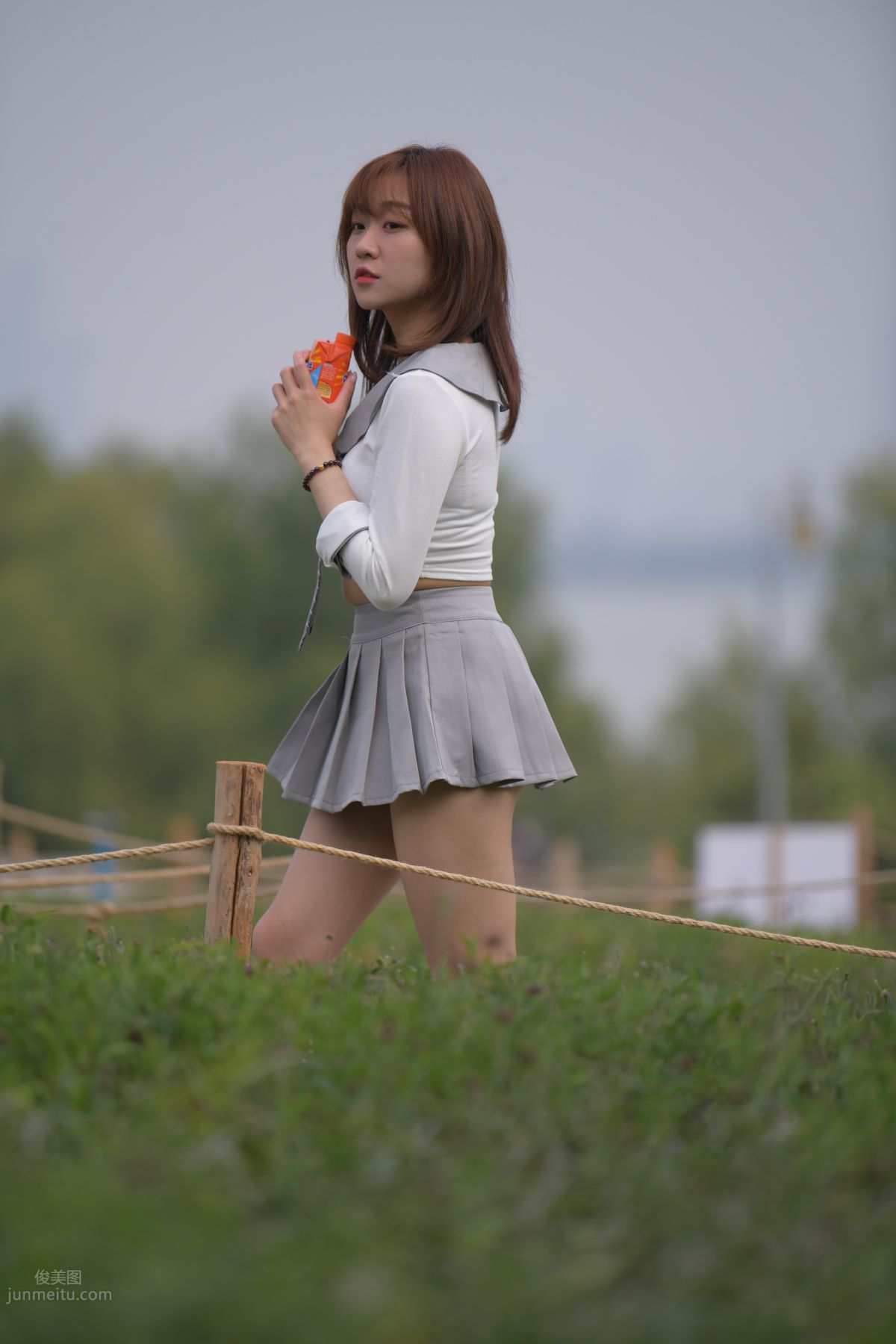 [魔鏡街拍] 095 性感動人的小百褶裙美女 676