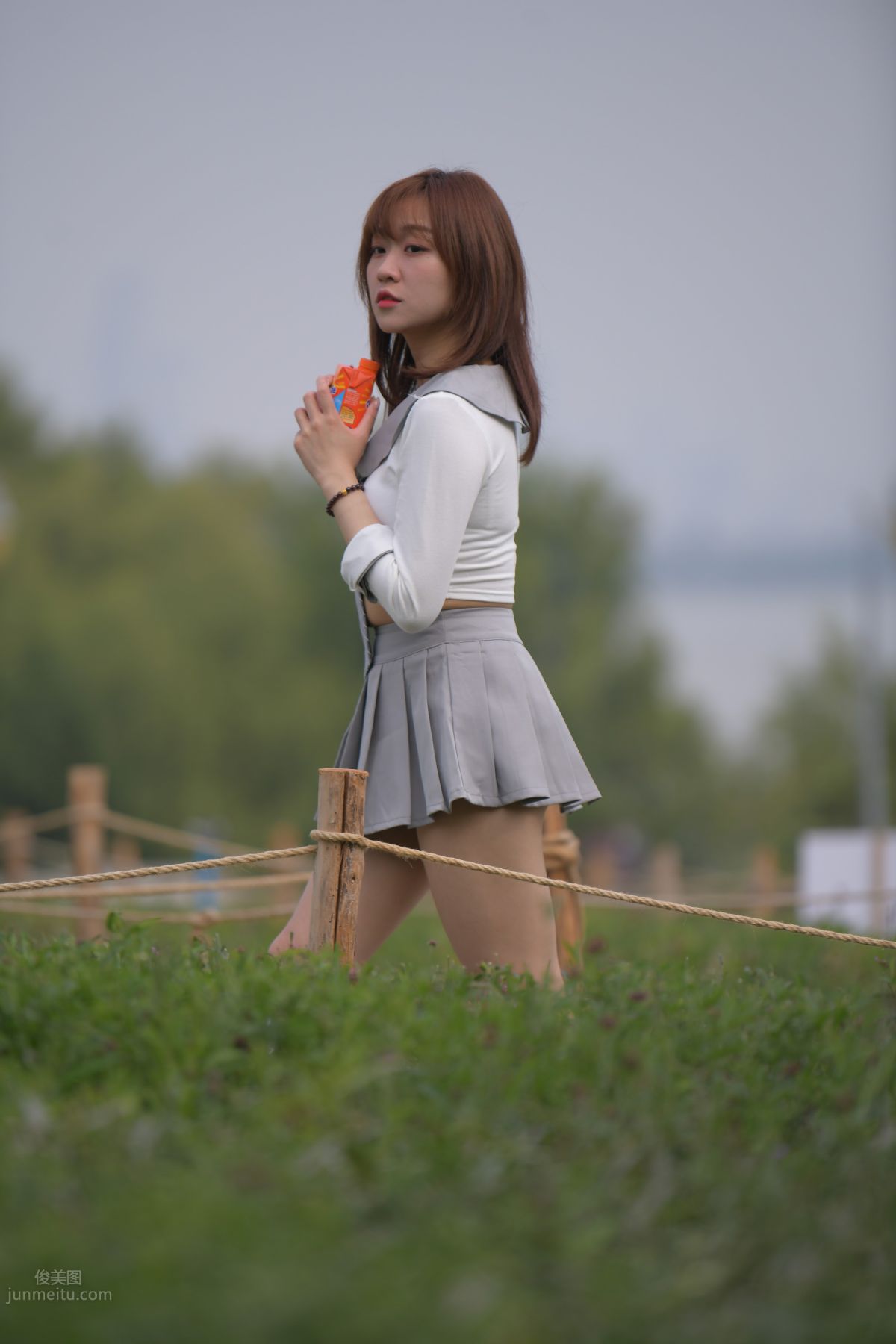 [魔鏡街拍] 095 性感動人的小百褶裙美女 677