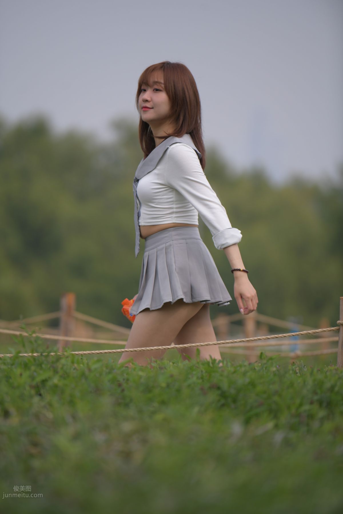 [魔鏡街拍] 095 性感動人的小百褶裙美女 683