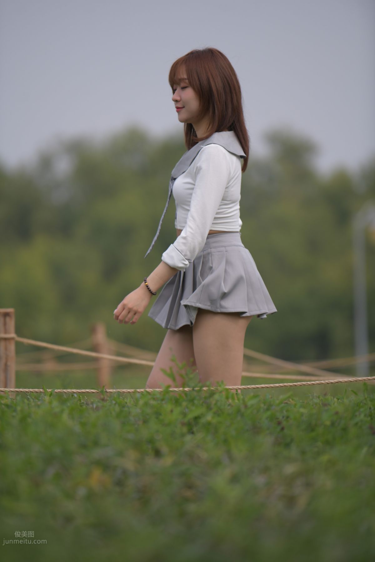 [魔鏡街拍] 095 性感動人的小百褶裙美女 684