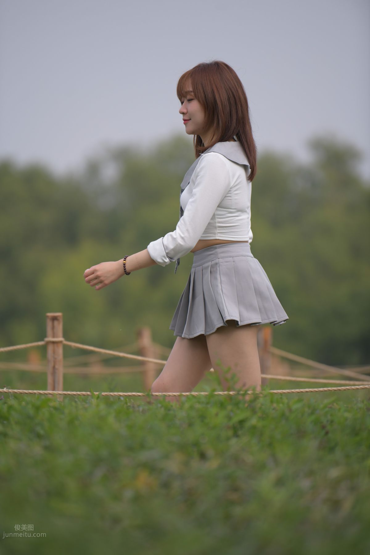 [魔鏡街拍] 095 性感動人的小百褶裙美女 685