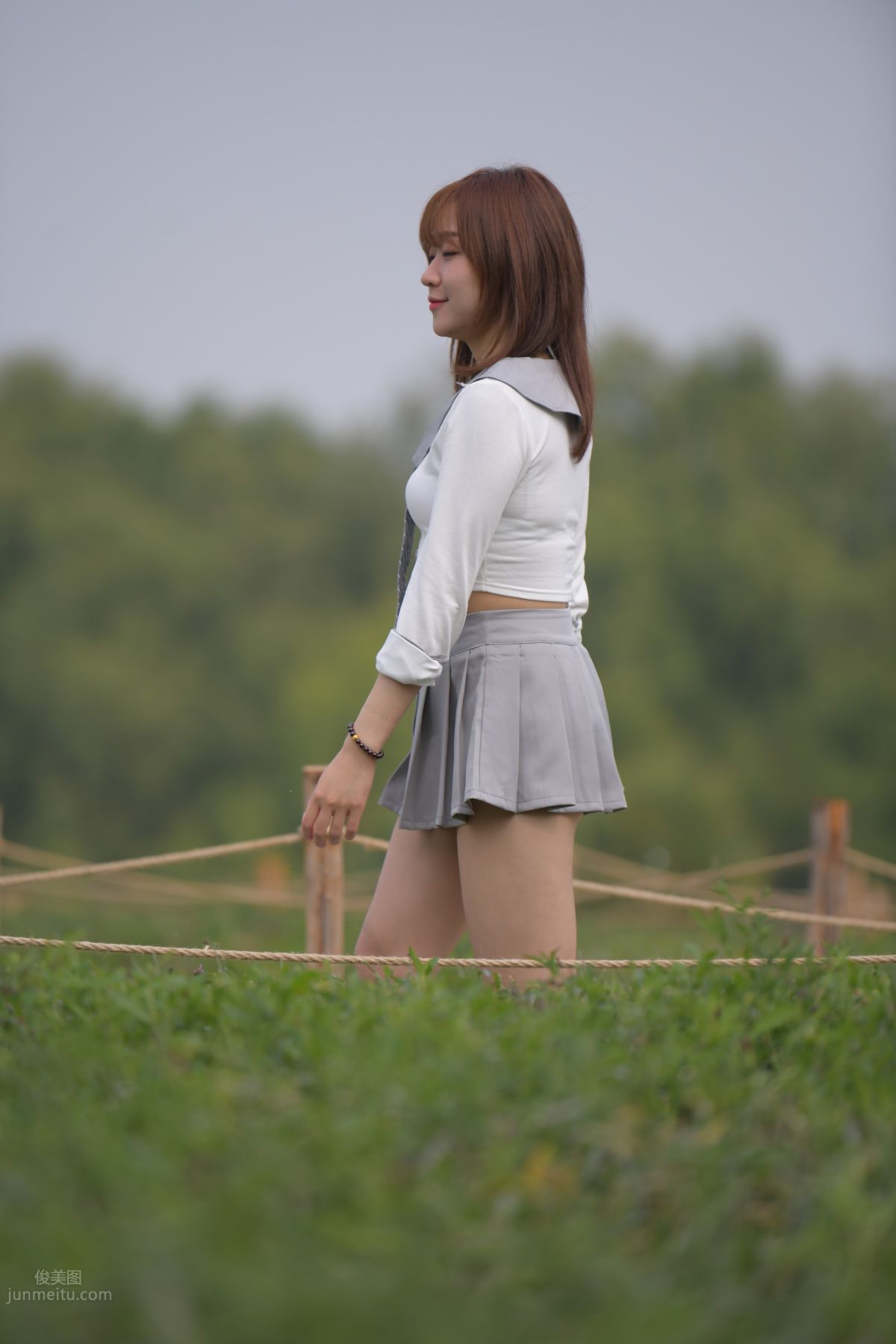 [魔鏡街拍] 095 性感動人的小百褶裙美女 686
