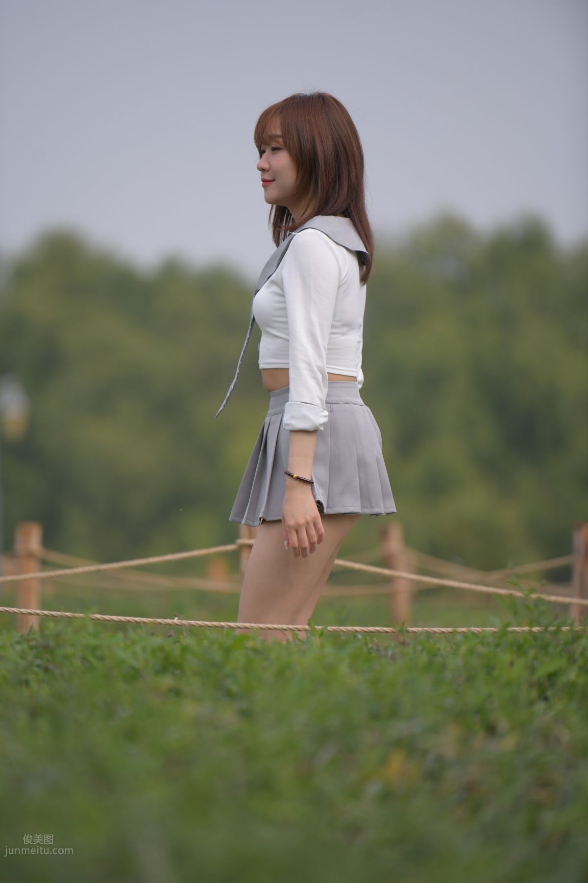 [魔鏡街拍] 095 性感動人的小百褶裙美女 687