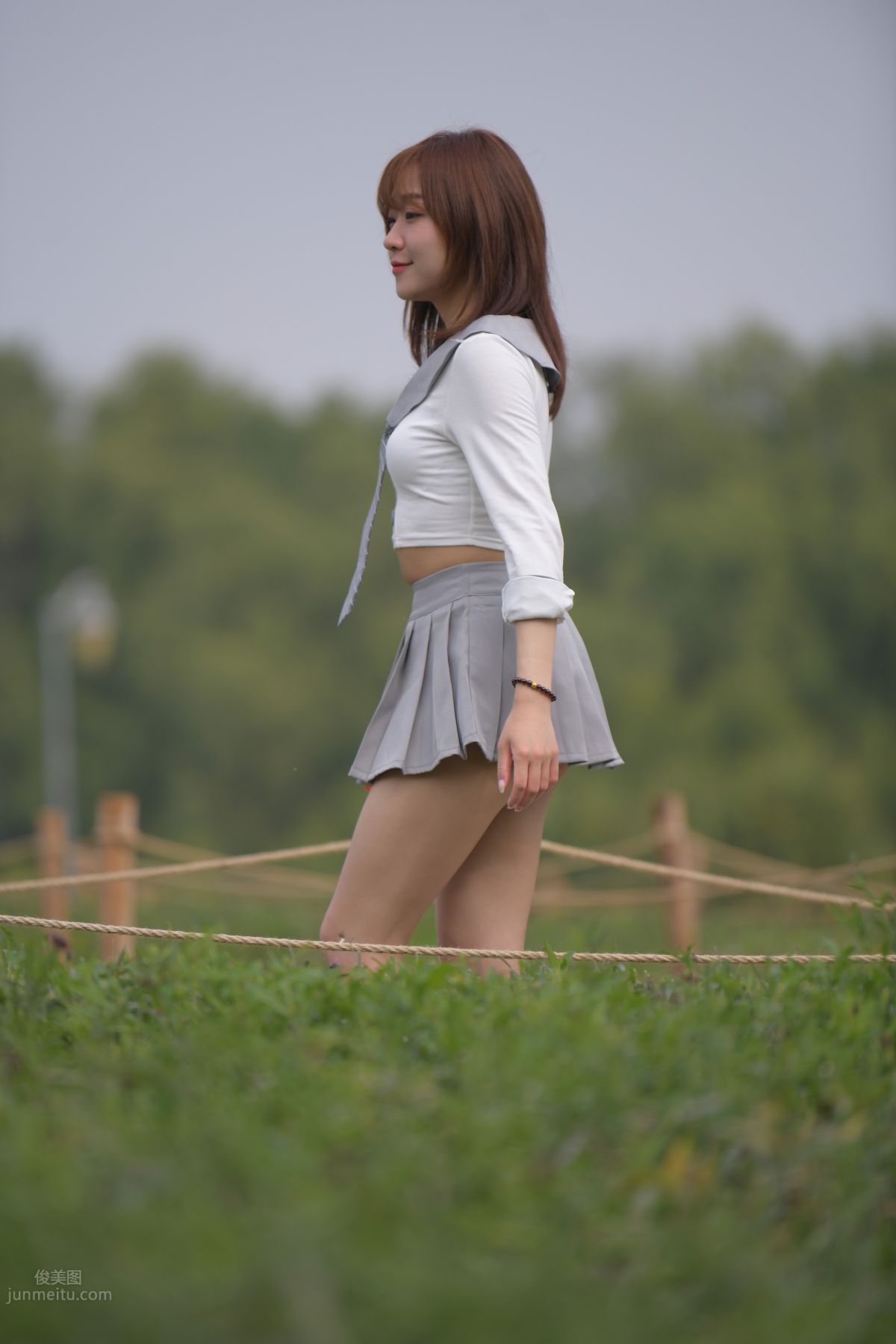 [魔鏡街拍] 095 性感動人的小百褶裙美女 688