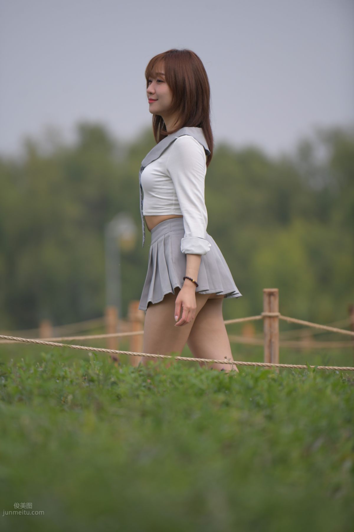 [魔鏡街拍] 095 性感動人的小百褶裙美女 689
