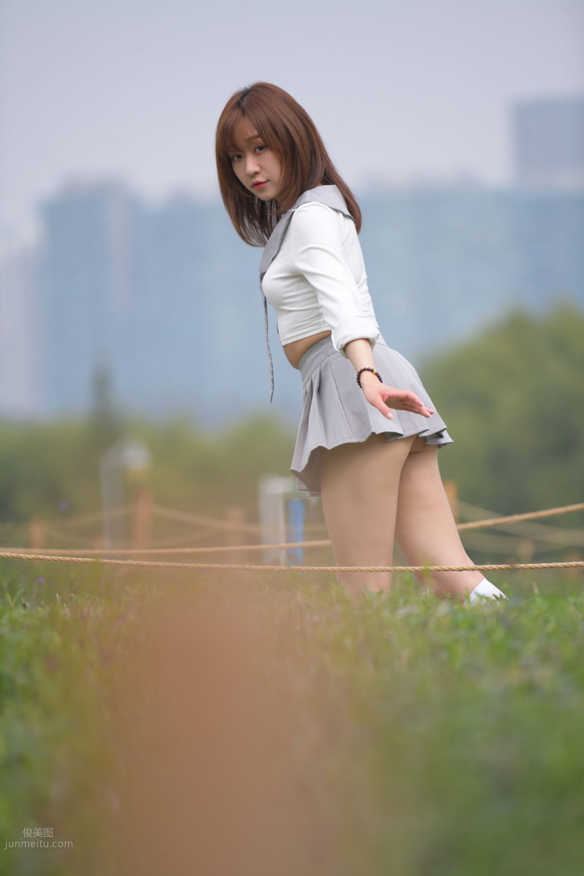 [魔鏡街拍] 095 性感動人的小百褶裙美女 696