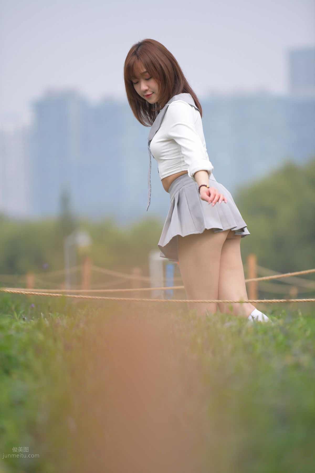 [魔鏡街拍] 095 性感動人的小百褶裙美女 697