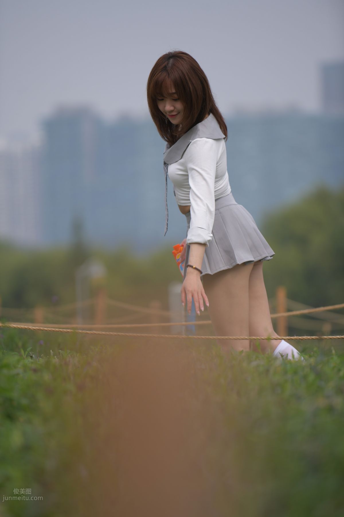 [魔鏡街拍] 095 性感動人的小百褶裙美女 698