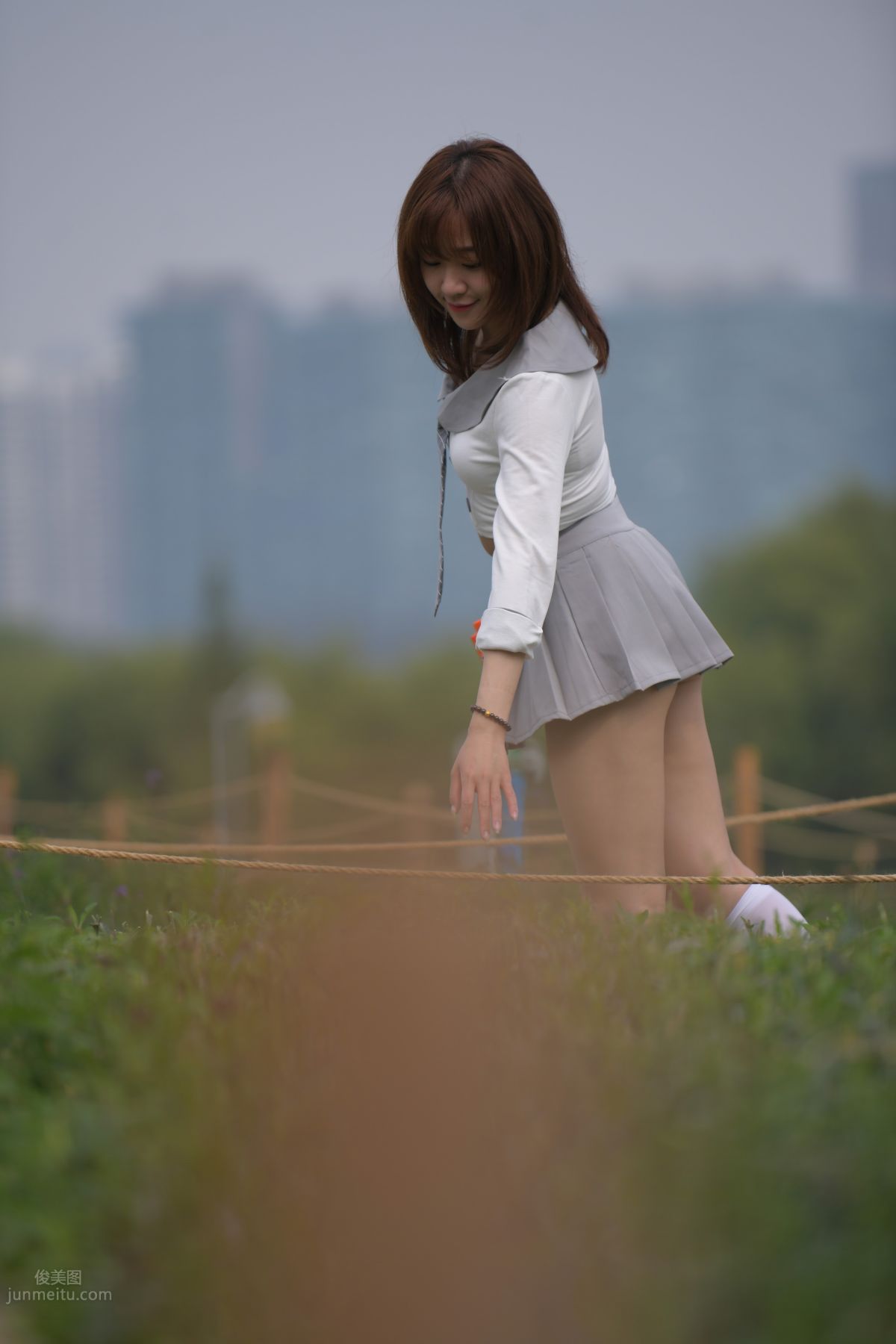 [魔鏡街拍] 095 性感動人的小百褶裙美女 699