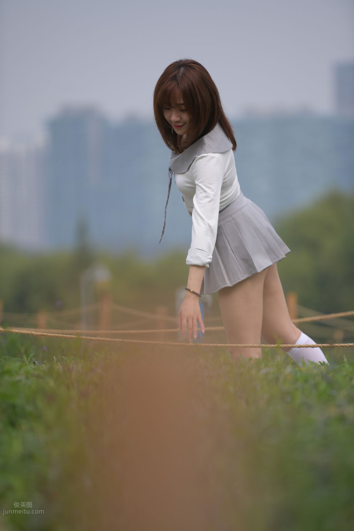 [魔鏡街拍] 095 性感動人的小百褶裙美女 700