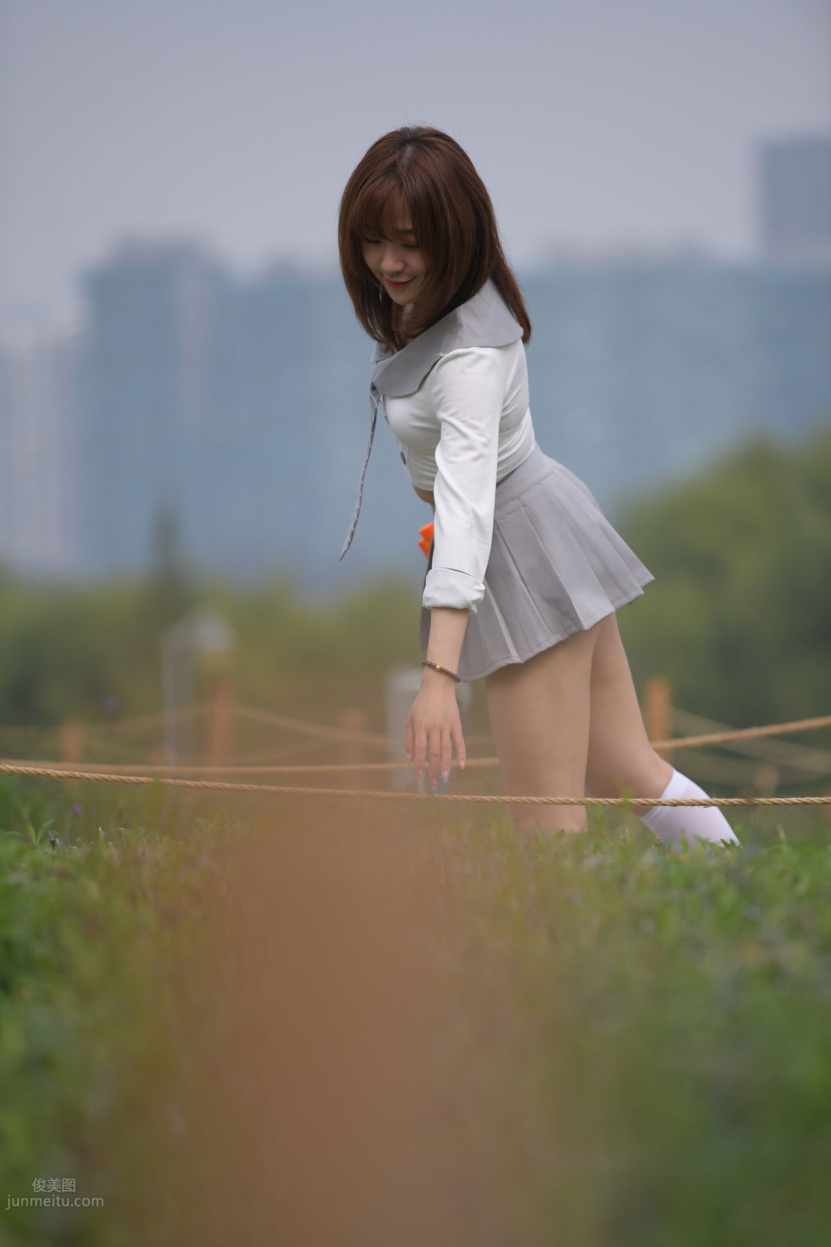 [魔鏡街拍] 095 性感動人的小百褶裙美女 701