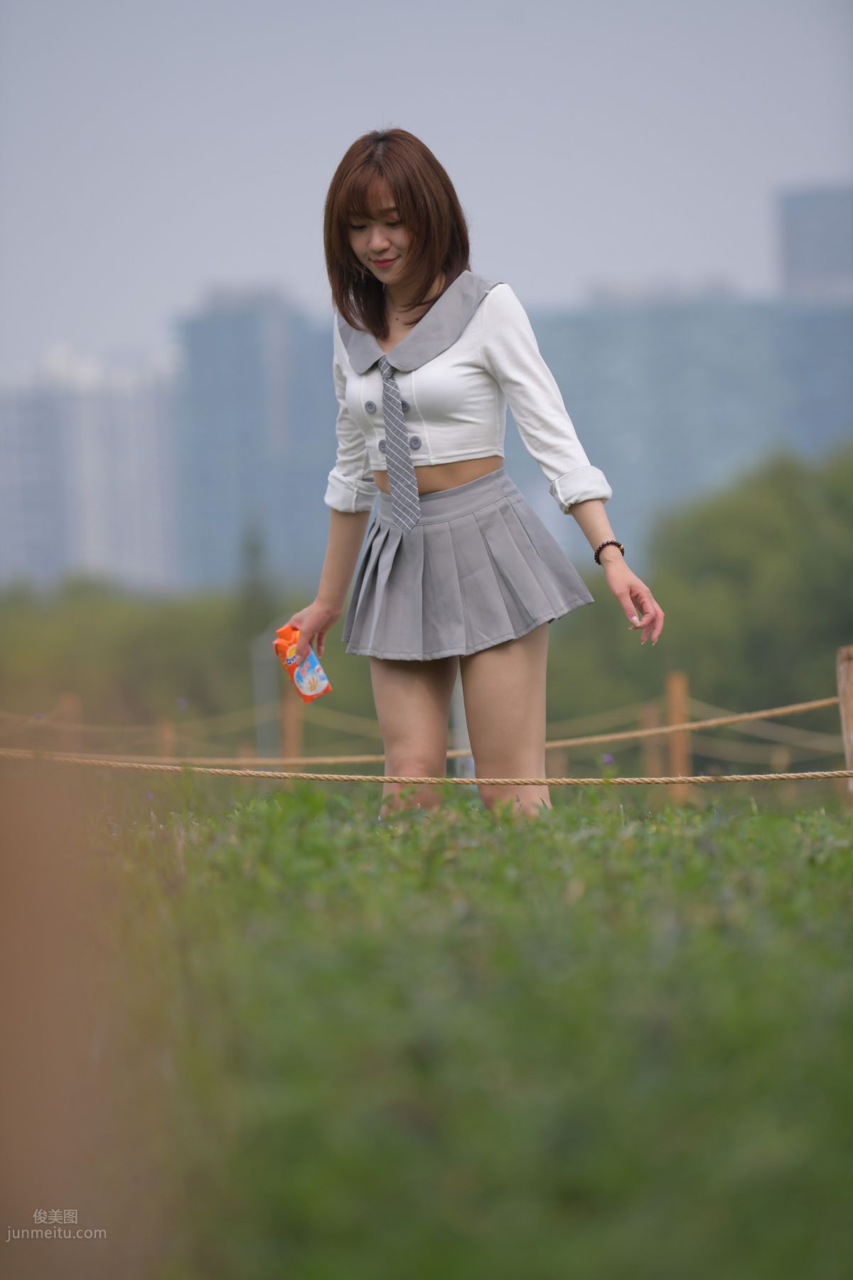 [魔鏡街拍] 095 性感動人的小百褶裙美女 702