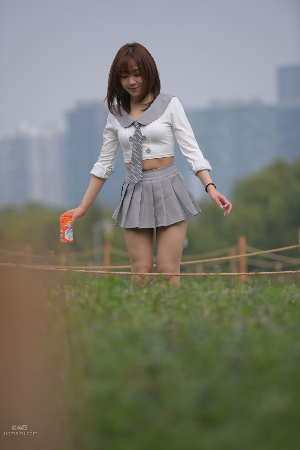 [魔鏡街拍] 095 性感動人的小百褶裙美女 703