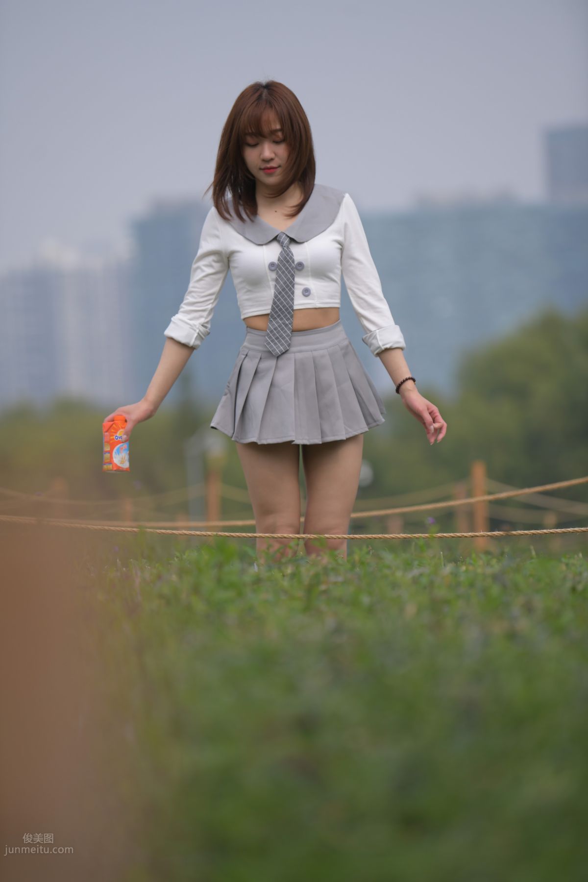 [魔鏡街拍] 095 性感動人的小百褶裙美女 704