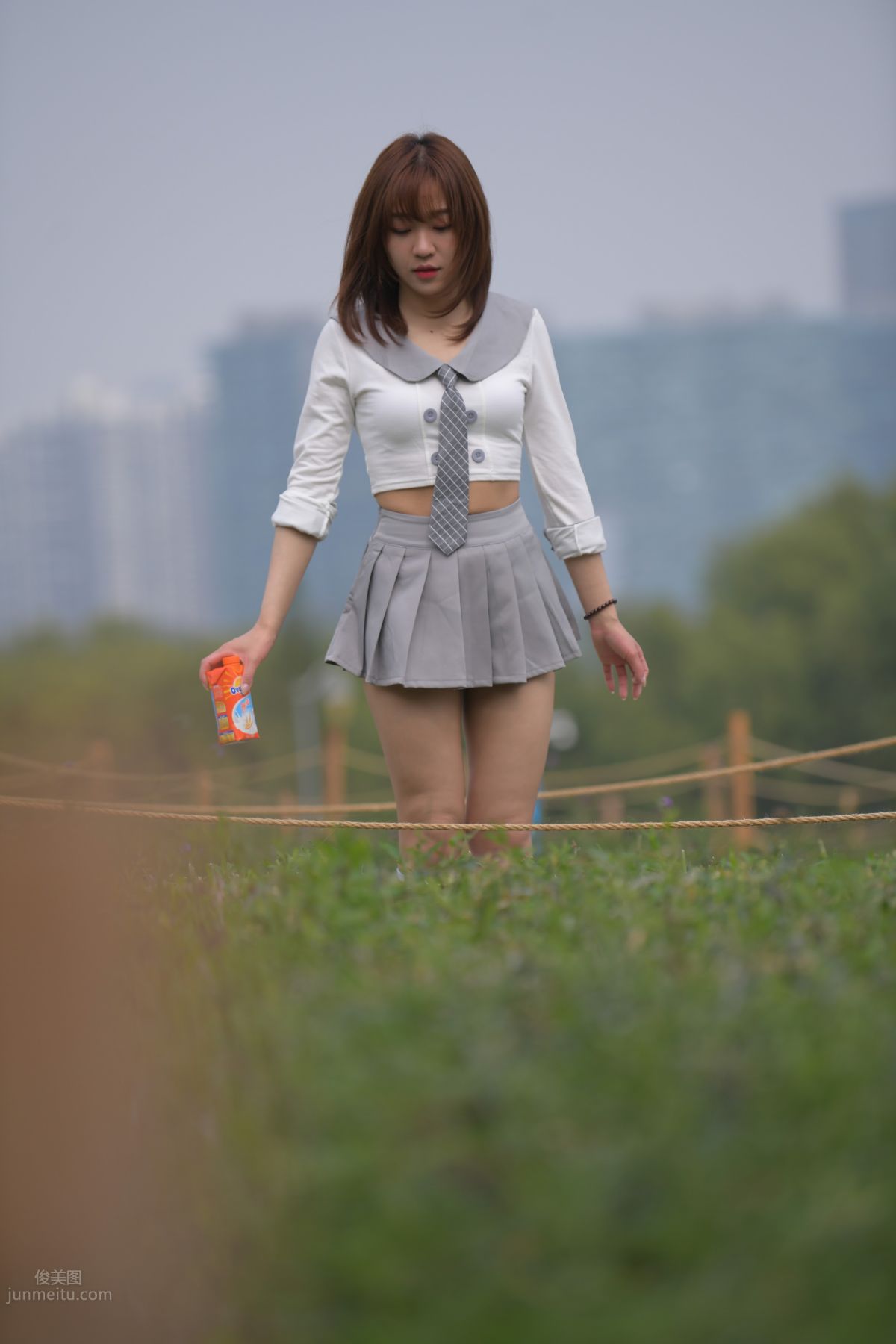 [魔鏡街拍] 095 性感動人的小百褶裙美女 705