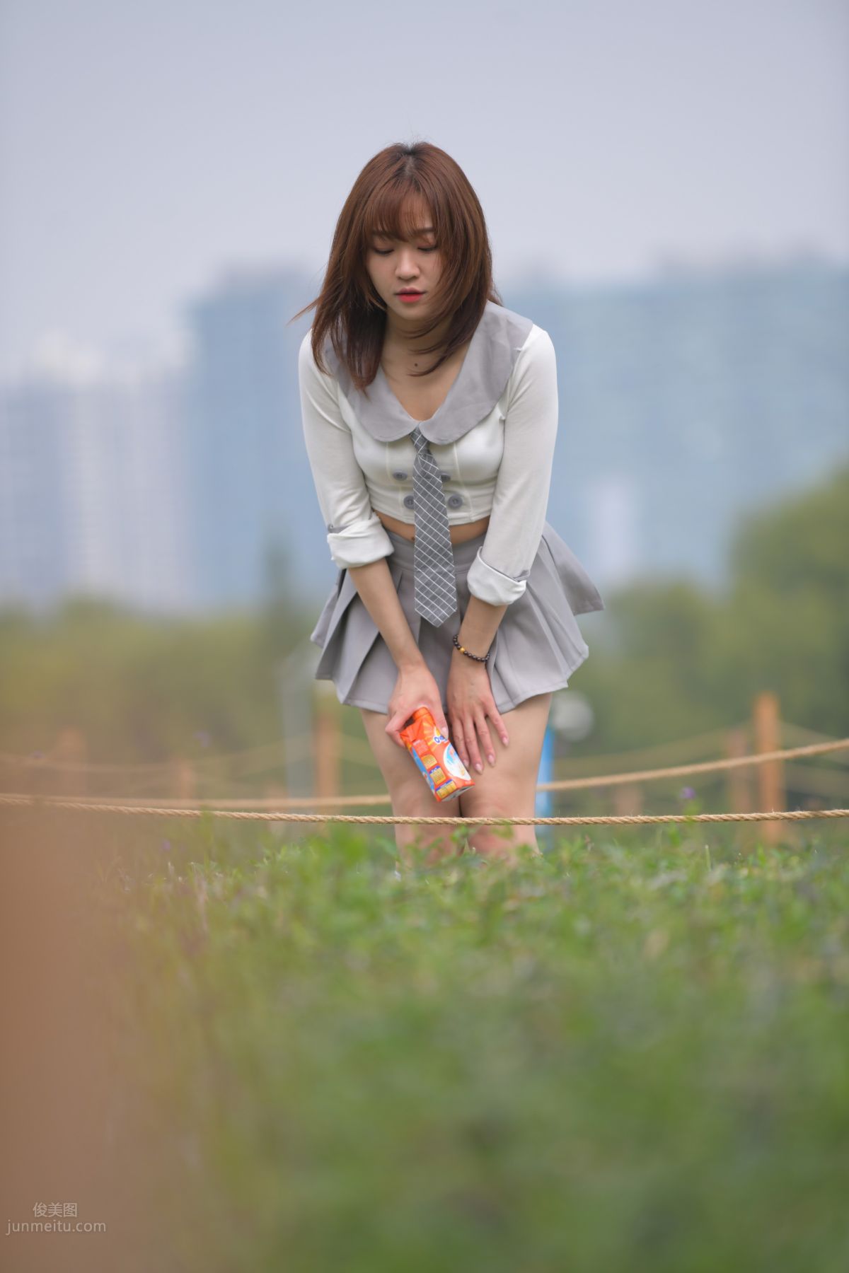 [魔鏡街拍] 095 性感動人的小百褶裙美女 706