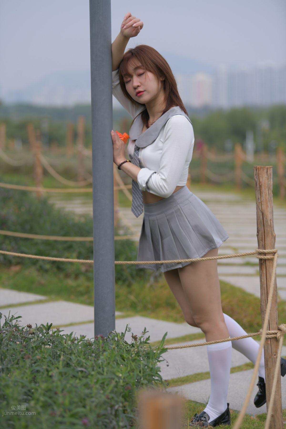 [魔鏡街拍] 095 性感動人的小百褶裙美女 708