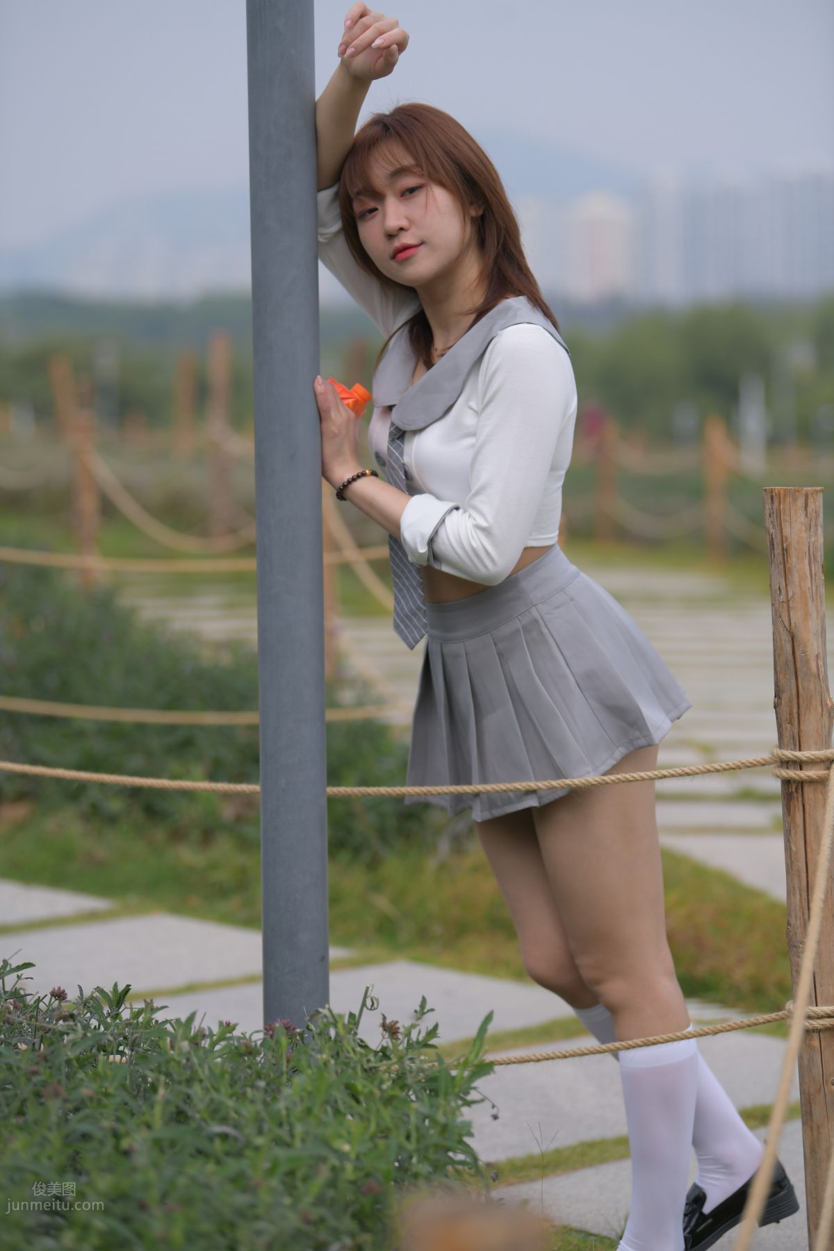 [魔鏡街拍] 095 性感動人的小百褶裙美女 709