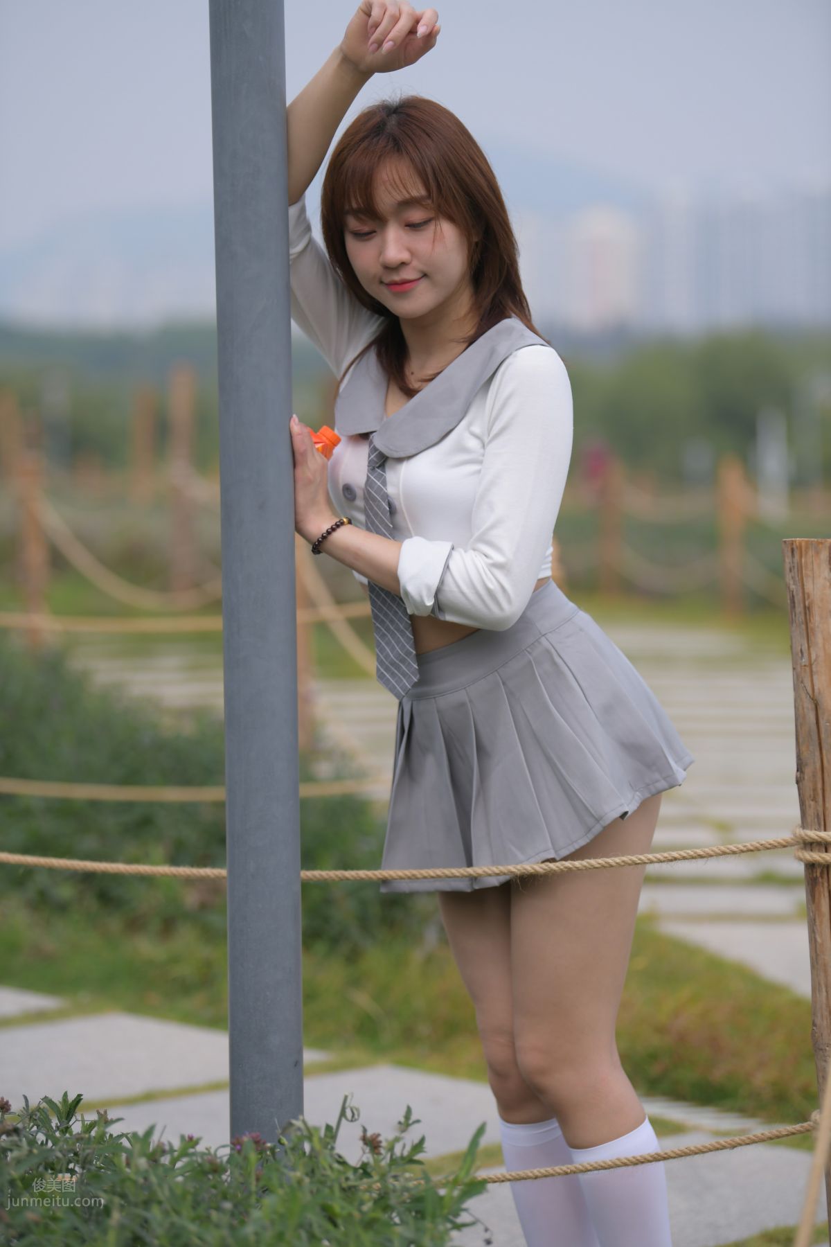[魔鏡街拍] 095 性感動人的小百褶裙美女 710