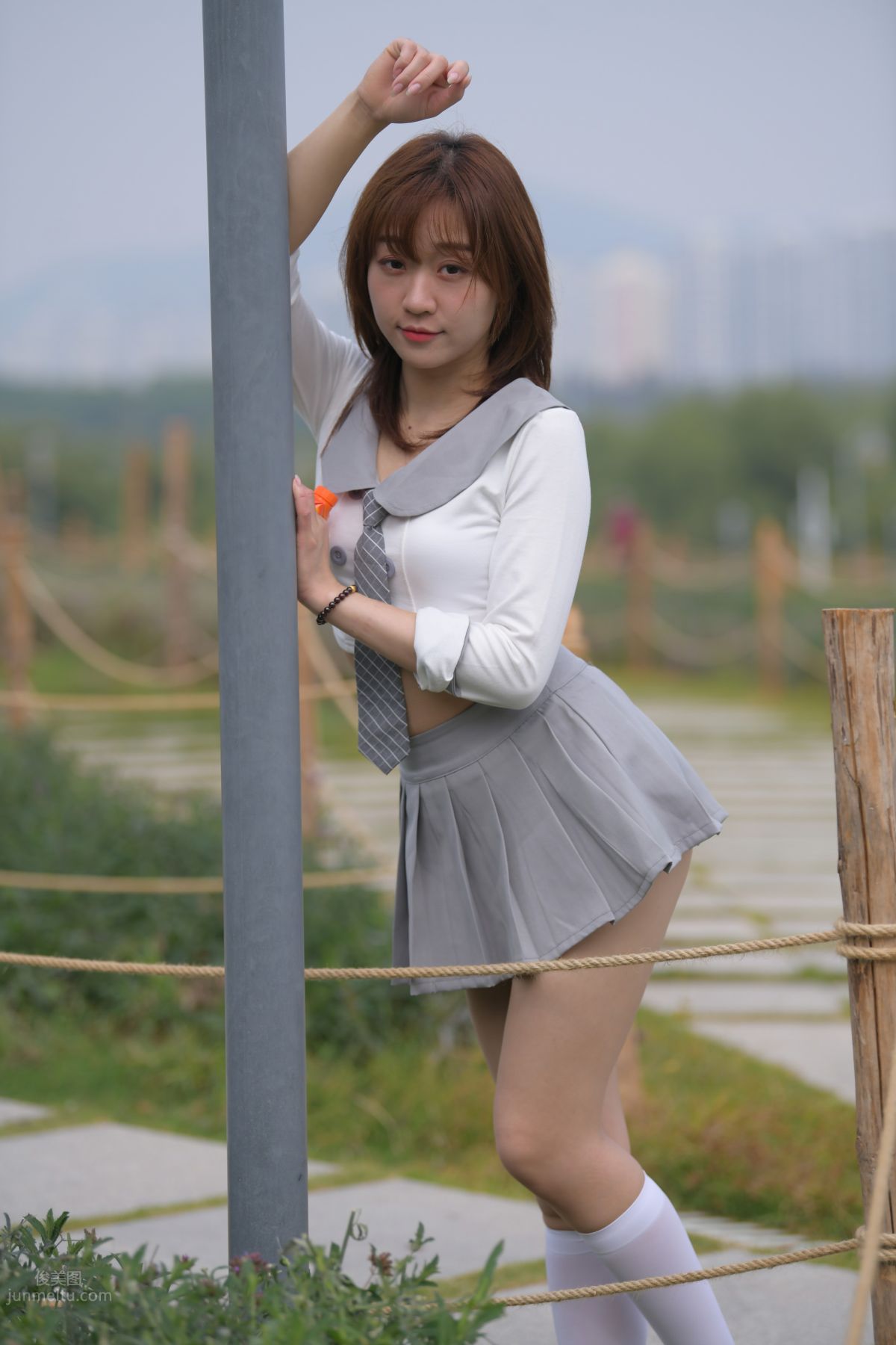 [魔鏡街拍] 095 性感動人的小百褶裙美女 711