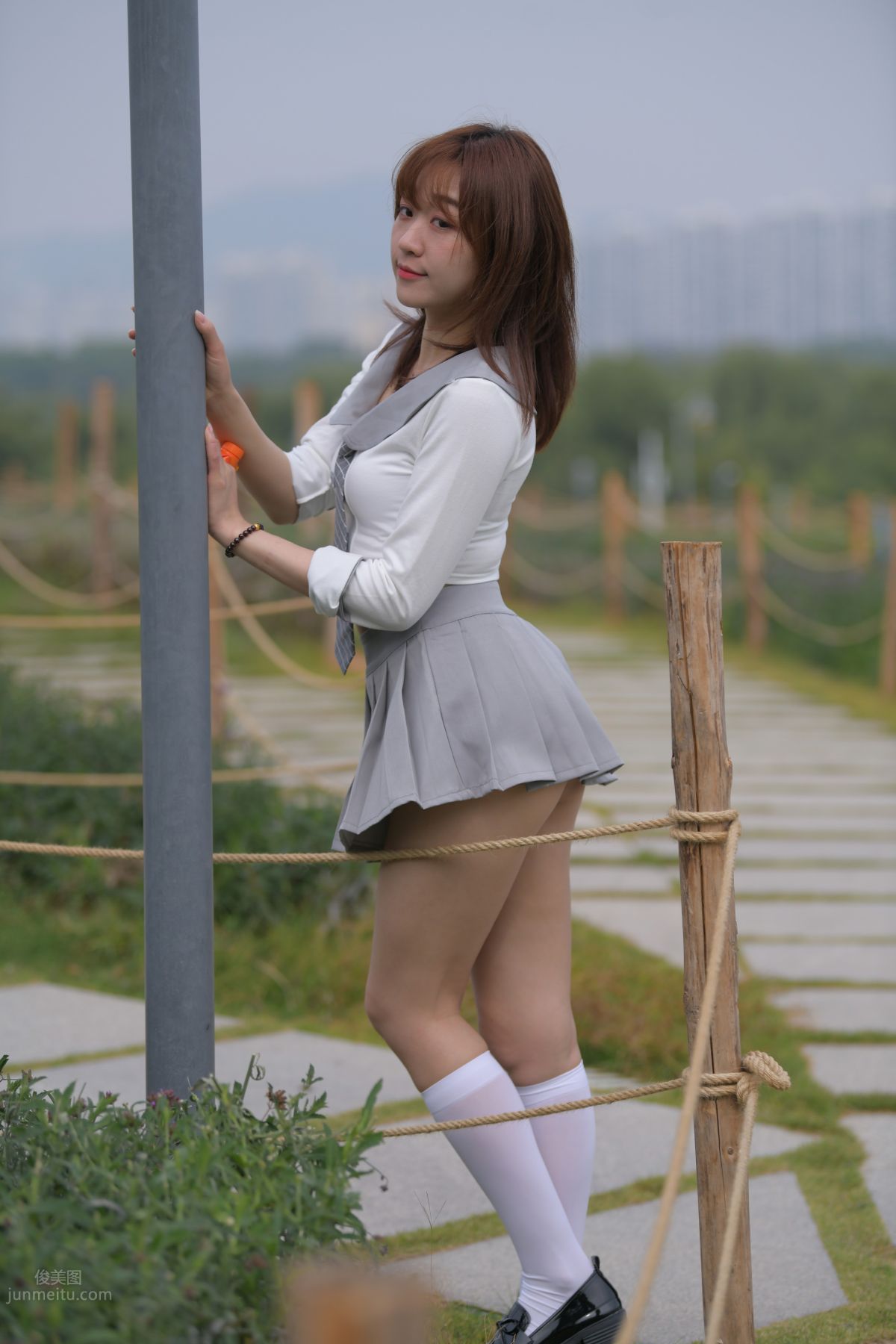[魔鏡街拍] 095 性感動人的小百褶裙美女 723