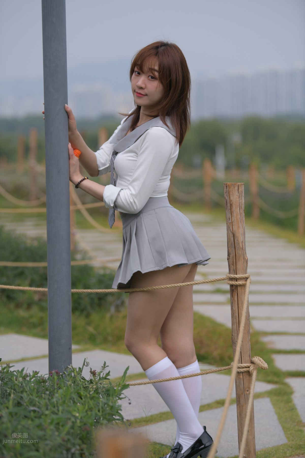 [魔鏡街拍] 095 性感動人的小百褶裙美女 724