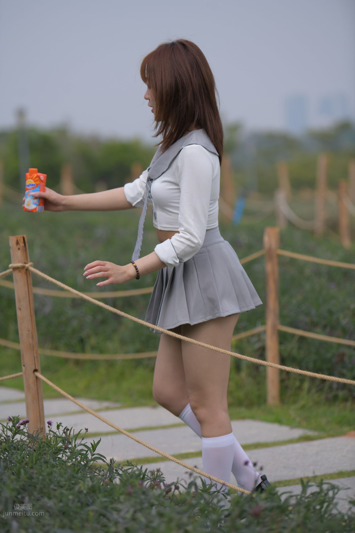 [魔鏡街拍] 095 性感動人的小百褶裙美女 730