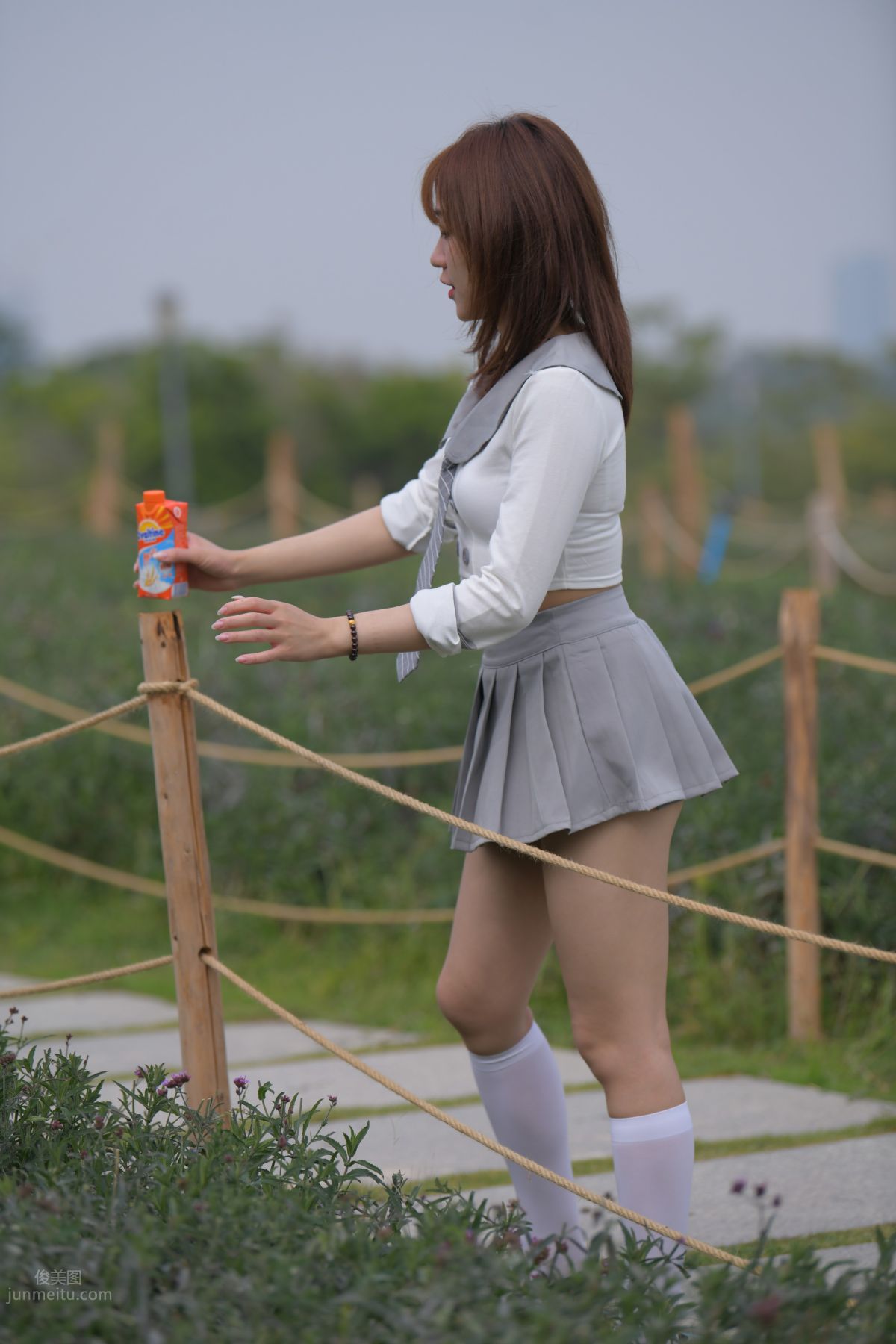 [魔鏡街拍] 095 性感動人的小百褶裙美女 731