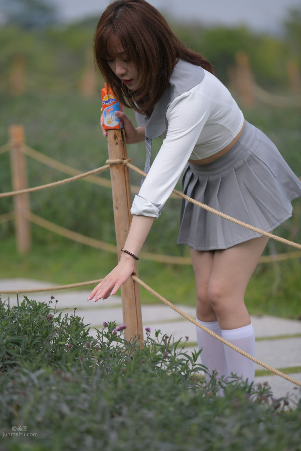 [魔鏡街拍] 095 性感動人的小百褶裙美女 735