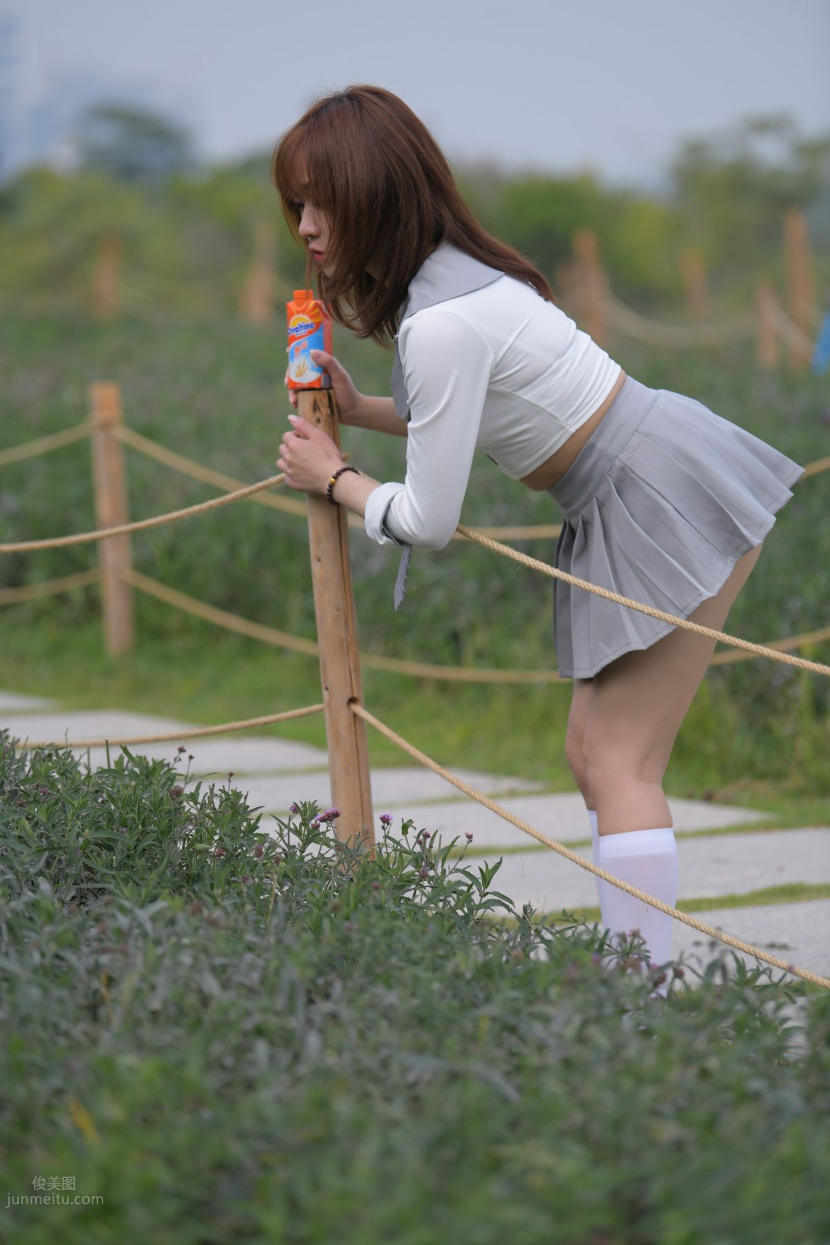 [魔鏡街拍] 095 性感動人的小百褶裙美女 739