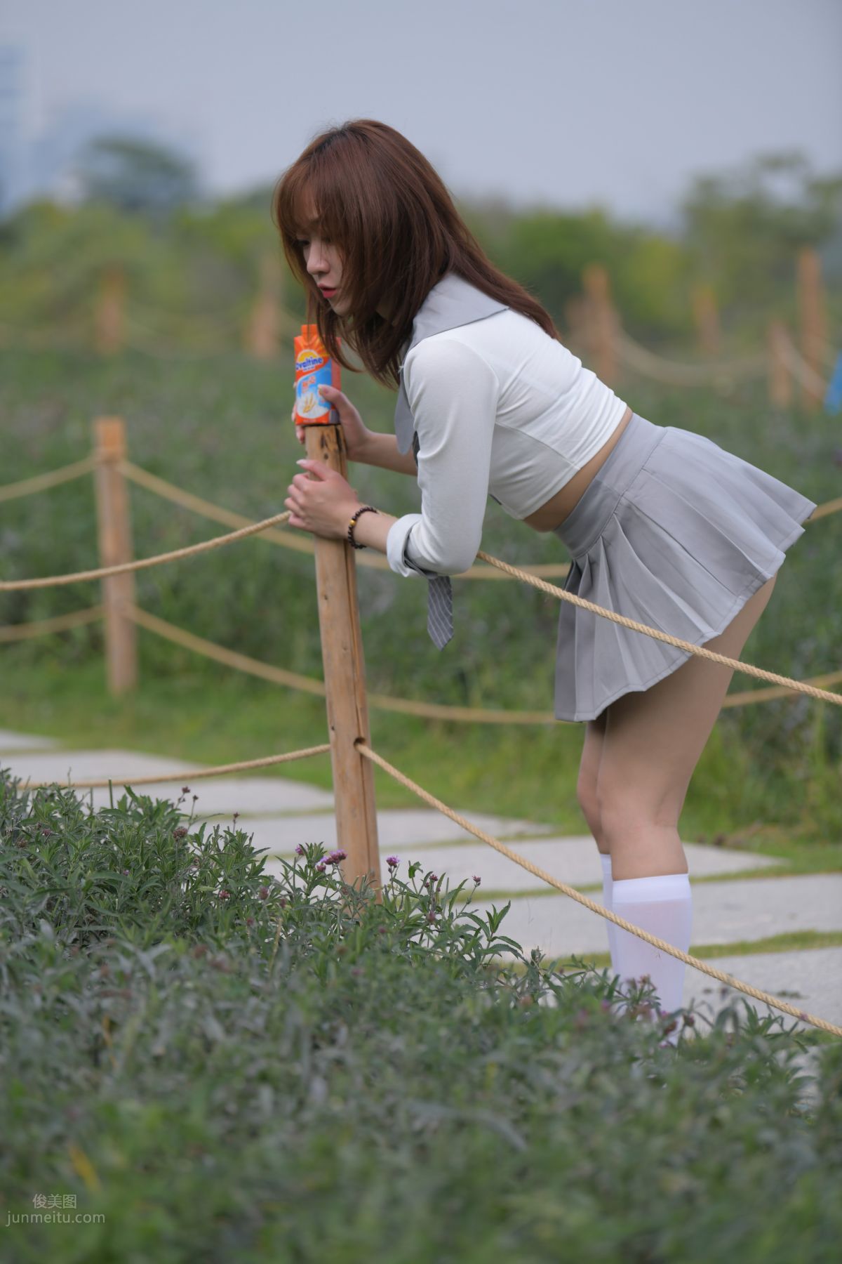 [魔鏡街拍] 095 性感動人的小百褶裙美女 741
