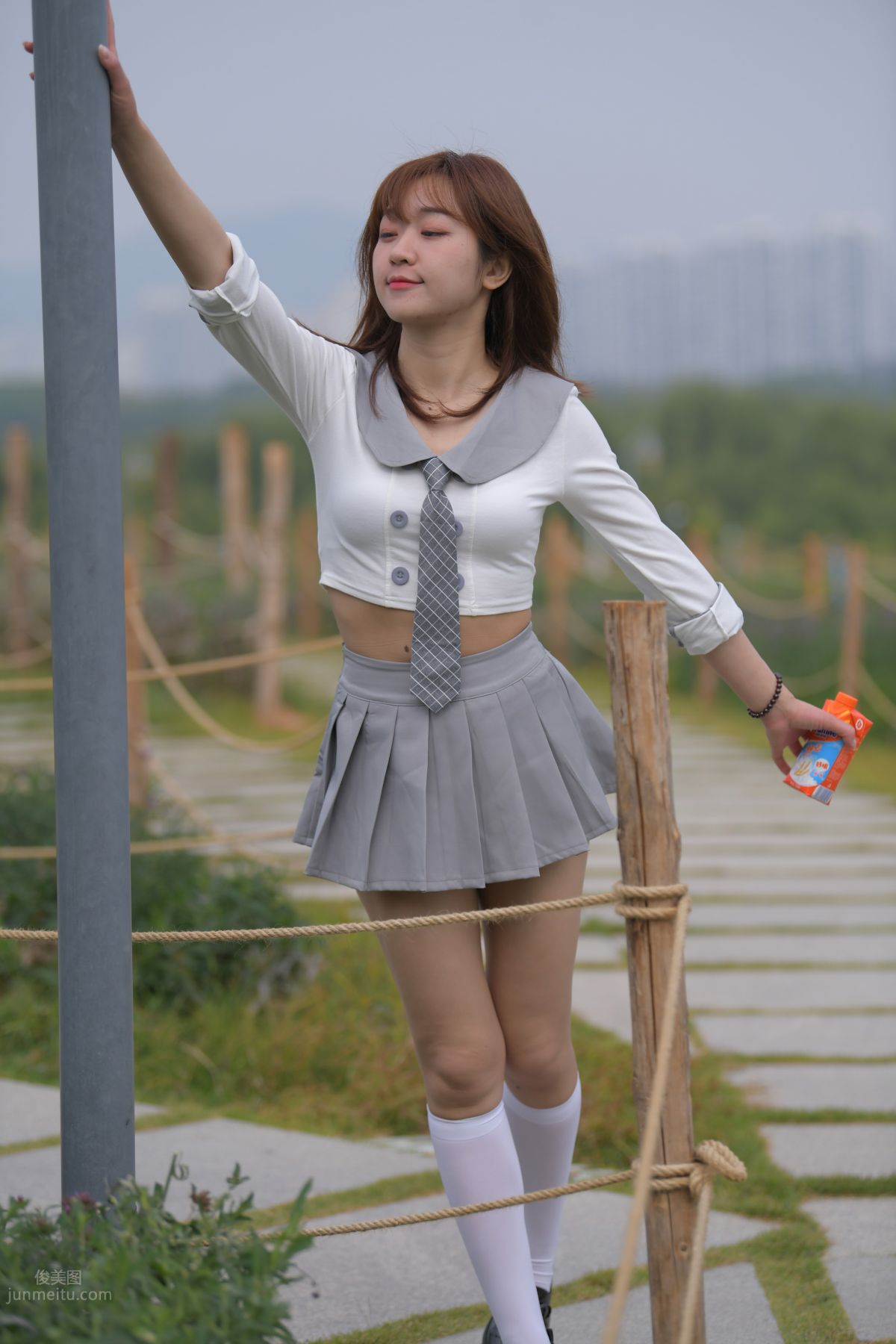 [魔鏡街拍] 095 性感動人的小百褶裙美女 745