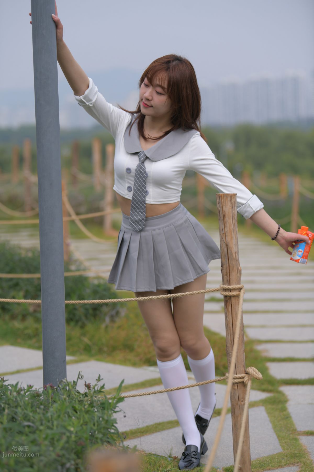 [魔鏡街拍] 095 性感動人的小百褶裙美女 746