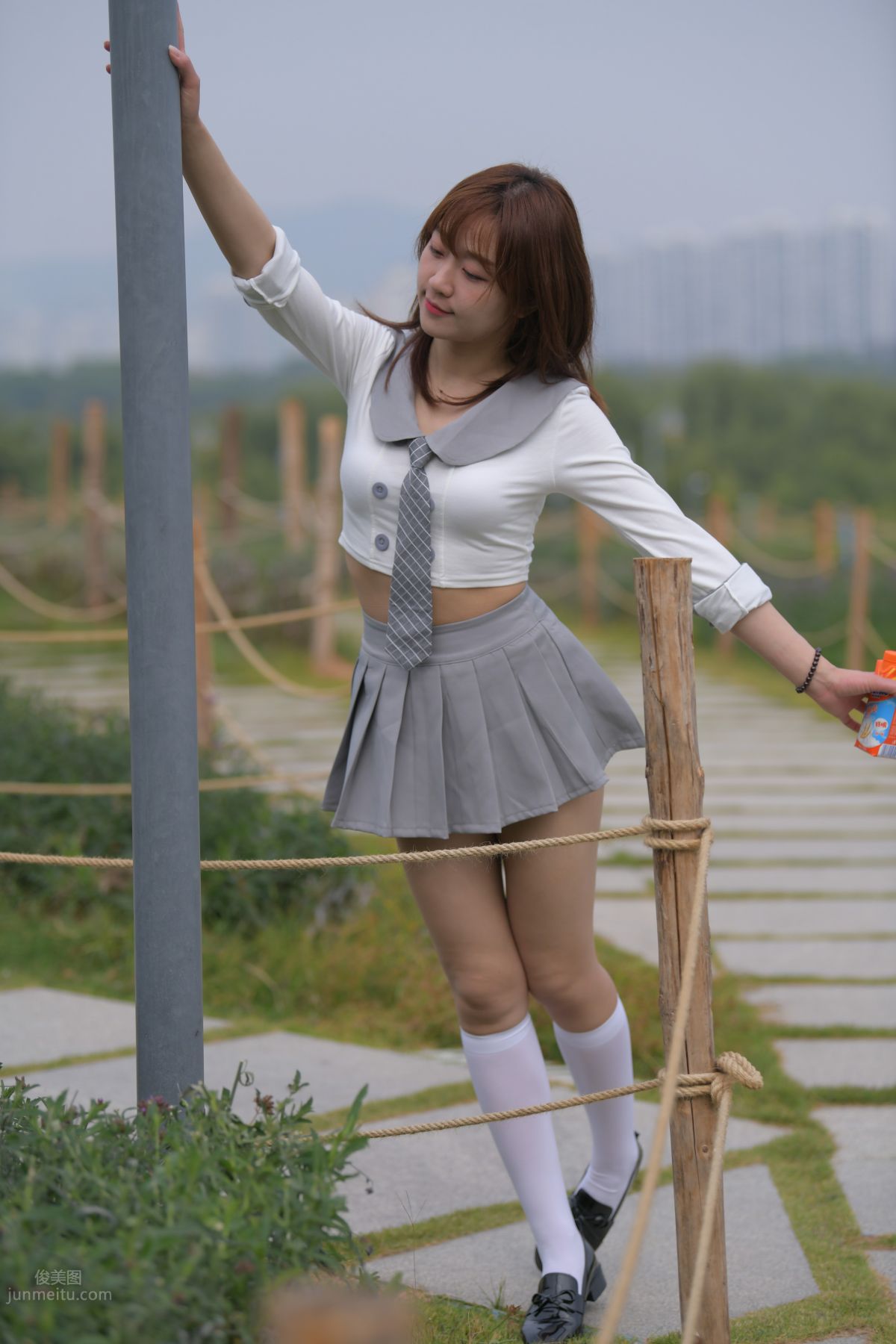 [魔鏡街拍] 095 性感動人的小百褶裙美女 747