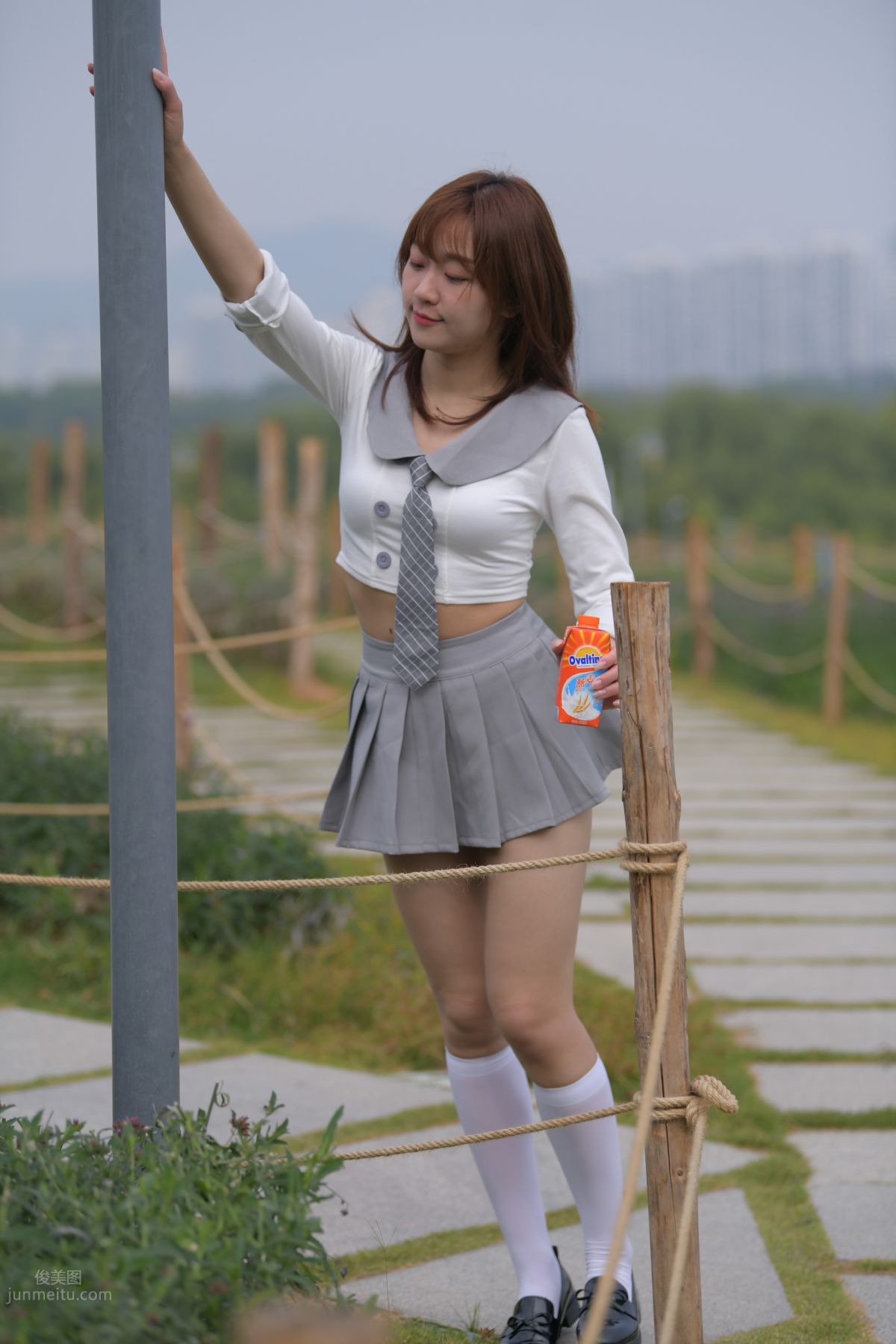 [魔鏡街拍] 095 性感動人的小百褶裙美女 750