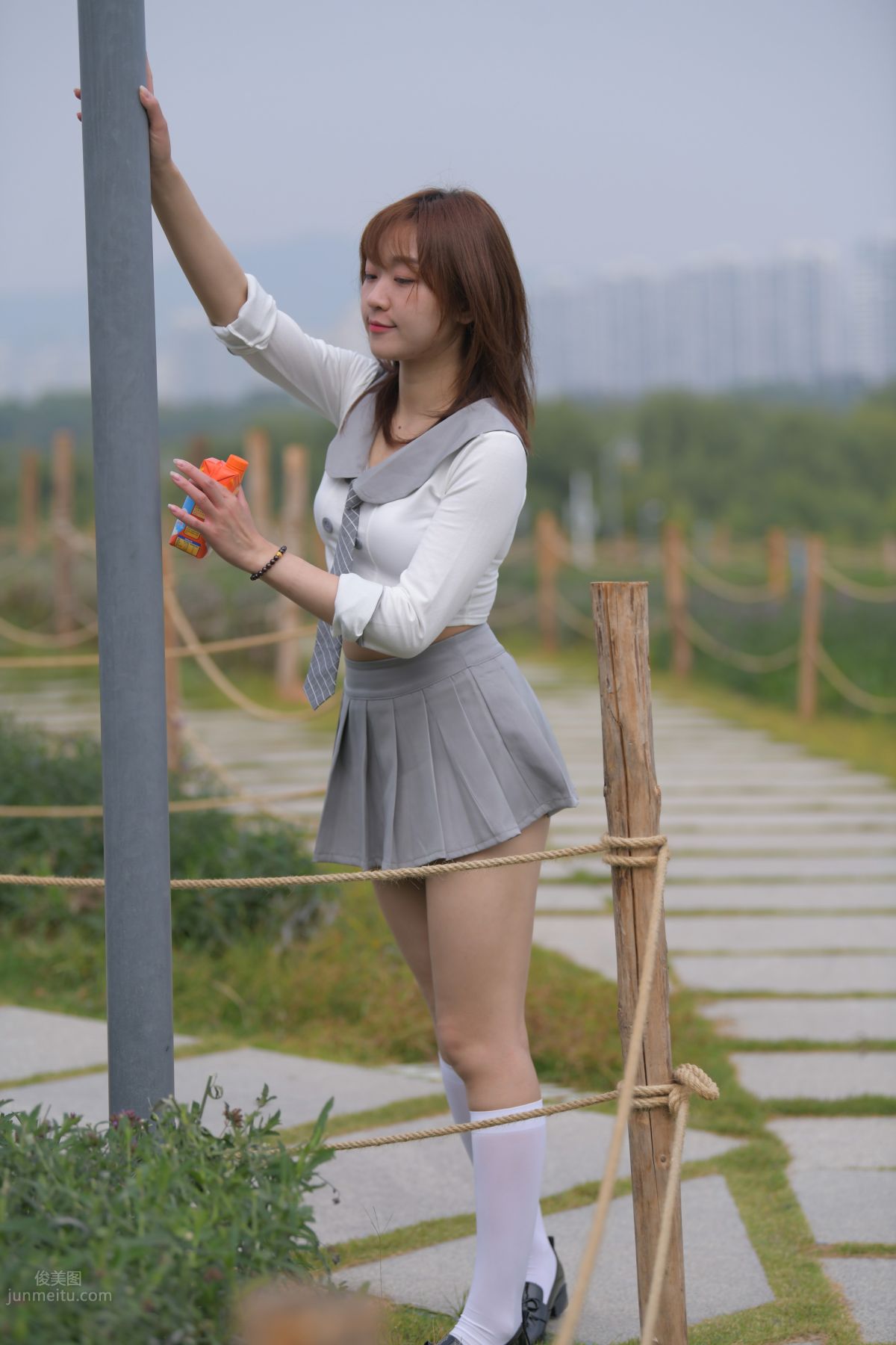 [魔鏡街拍] 095 性感動人的小百褶裙美女 751