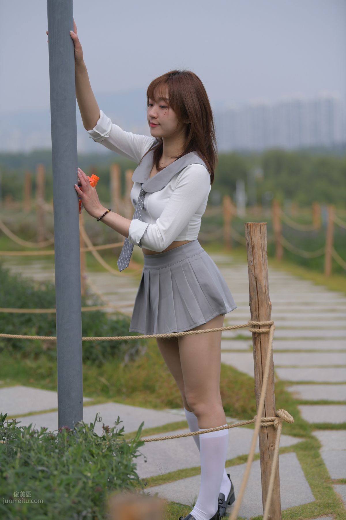 [魔鏡街拍] 095 性感動人的小百褶裙美女 752
