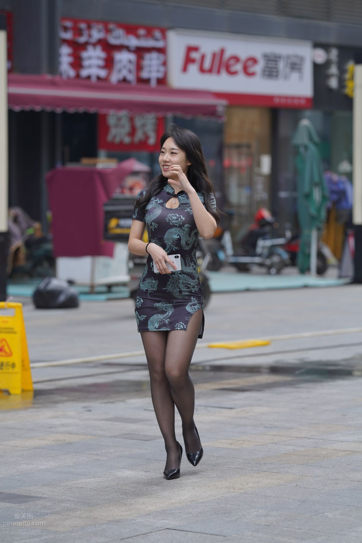 [魔鏡街拍] 106 性感的黑絲改良旗袍少婦 15
