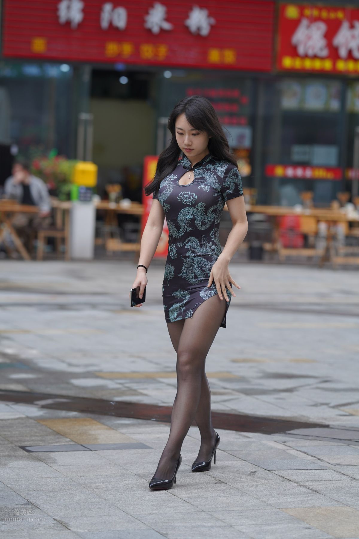 [魔鏡街拍] 106 性感的黑絲改良旗袍少婦 121