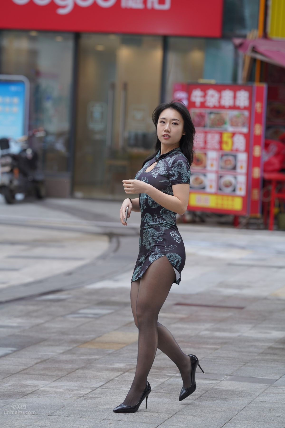 [魔鏡街拍] 106 性感的黑絲改良旗袍少婦 123