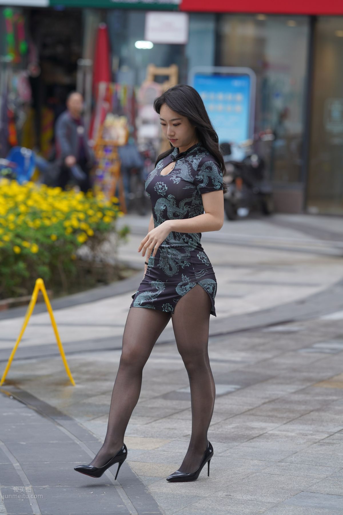 [魔鏡街拍] 106 性感的黑絲改良旗袍少婦 125