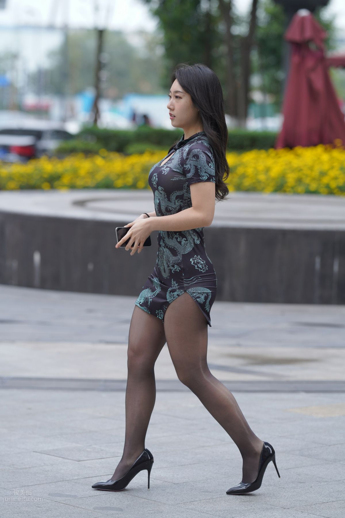[魔鏡街拍] 106 性感的黑絲改良旗袍少婦 134