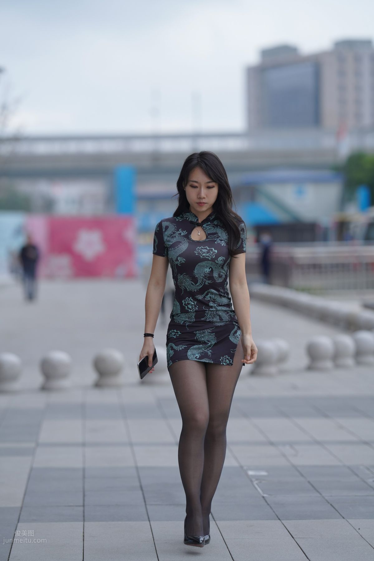 [魔鏡街拍] 106 性感的黑絲改良旗袍少婦 234