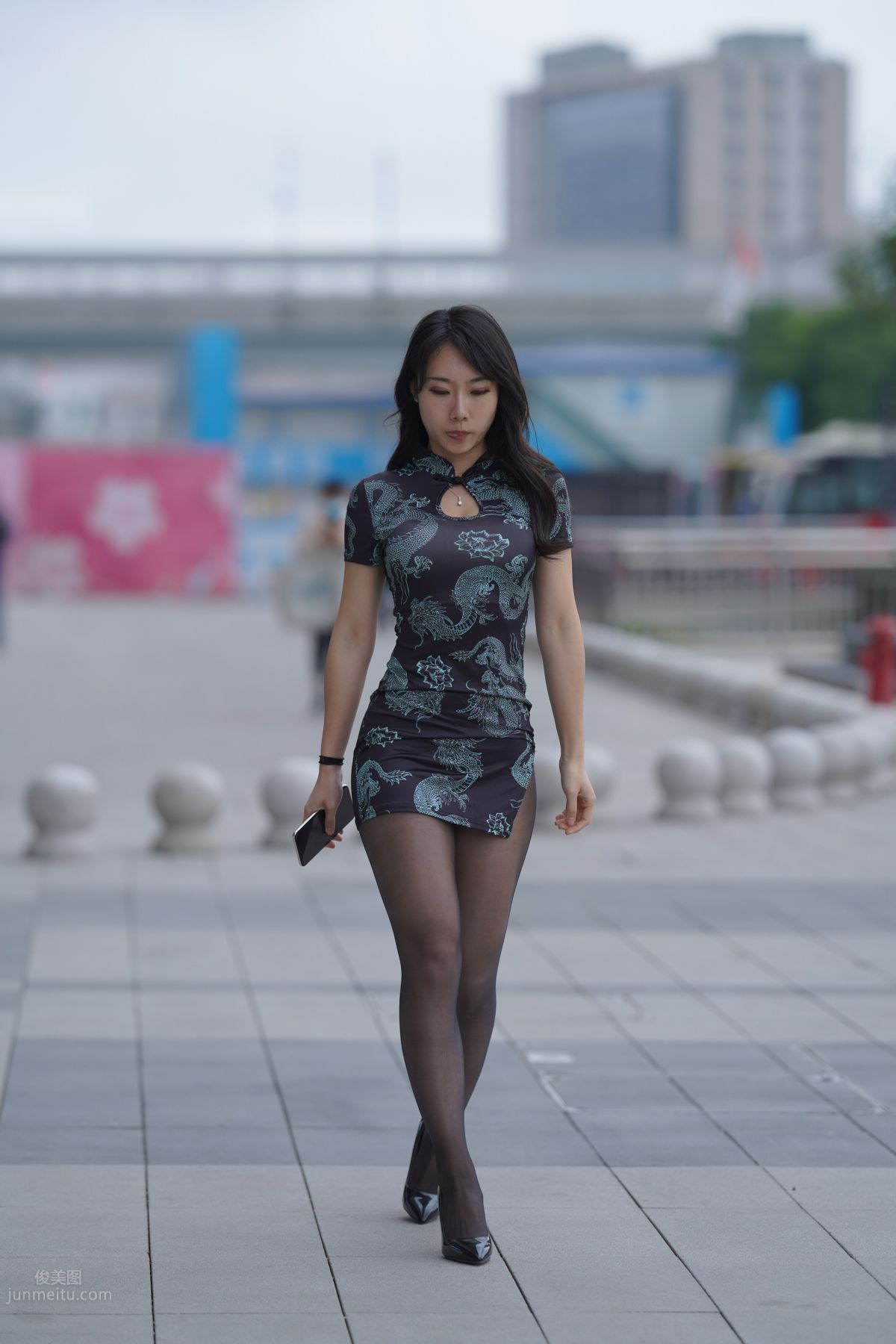 [魔鏡街拍] 106 性感的黑絲改良旗袍少婦 235