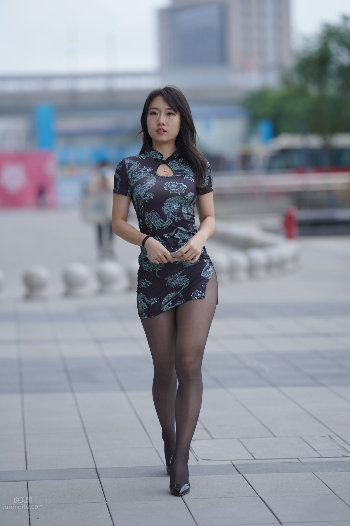 [魔鏡街拍] 106 性感的黑絲改良旗袍少婦 242