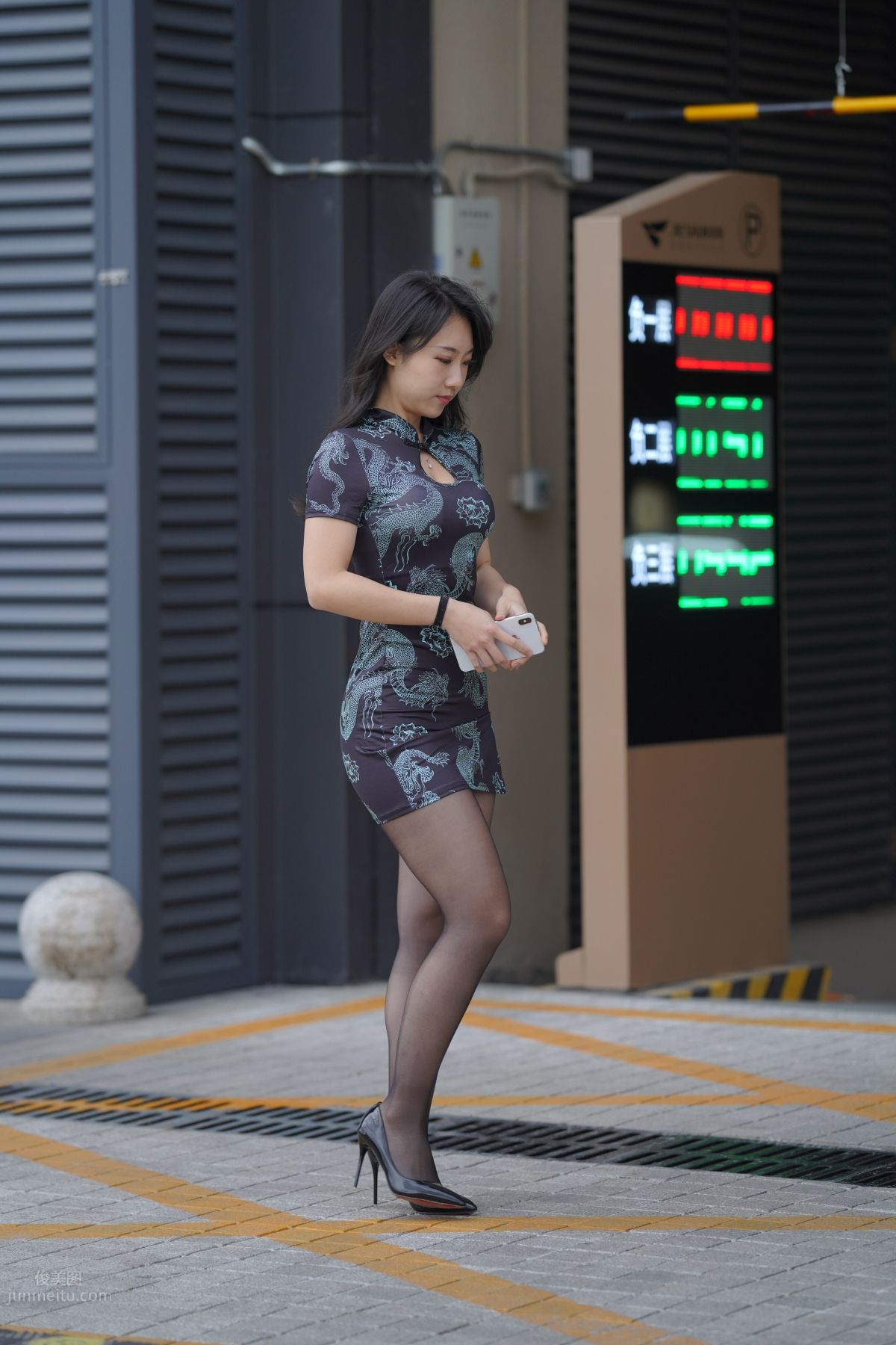 [魔鏡街拍] 106 性感的黑絲改良旗袍少婦 279