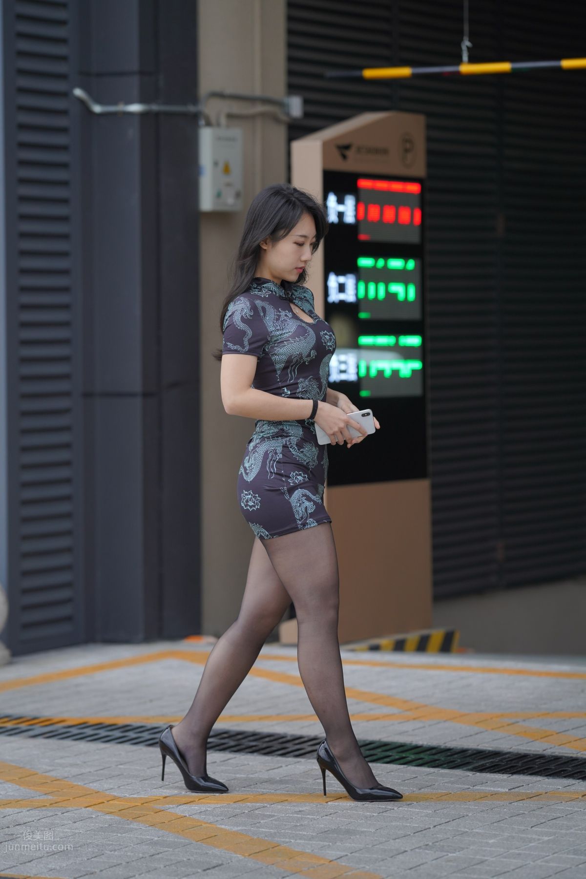 [魔鏡街拍] 106 性感的黑絲改良旗袍少婦 280